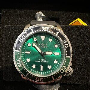 Mens Invicta Pro Diver (47223) Green and Black; 48mm